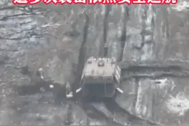 俄军出动“乌龟坦克”向前线运补并撤离伤员，遭多次袭击依然安全返航#东南军情#俄乌冲突
