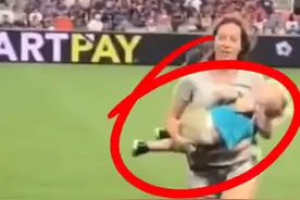 从小就知道你是巨星！2岁的小宝宝冲进球场啦，最后……妈妈滑铲才抱回来…#足球 #足球搞笑视频 #dou来足球季 #萌娃 视频封面