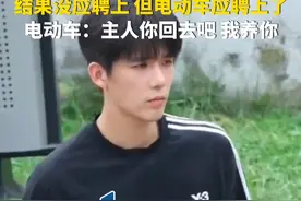 2月26日，广东揭阳。女生骑电动车去应聘群众演员，结果没应聘上，但把电动车录取了。电动车：主人你回去吧，我养你！#王安宇 #王安宇新剧 #群演 #幸运 #电影爱是愤怒视频封面