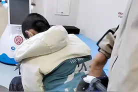 小伙子#脊柱侧弯 多年，一月前突然瘫痪，侧弯病程发展迅速，不能忽视。早发现早治疗，防止病情严重。视频封面
