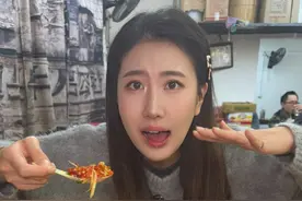 我韩国人四川的辣害怕呀(* Ŏ∀Ŏ)但是好吃停不下来筷子!!!眼泪鼻涕一起流出来555!!!还有什么辣辣美食我要吃呀~~~#双十二必买美食清单 #舌尖上的抖音 #家乡年货腔调 #四川美食 #外国人在中国视频封面