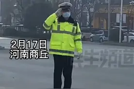 女子下班路上遇执勤老公，隔空打招呼示爱，下一秒老公的反应亮了。这就是交警同志独有的浪漫吧。#交警 #浪漫 #执勤交警 @多妹💓视频封面