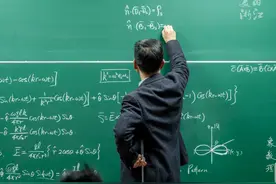 #浙大教授坚持手写板书授课多年  学生：在大学看到这样的板书，很幸运。（供稿：浙江大学）视频封面