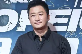 路人镜头捕捉男星坐姿，白敬亭娇羞内八字，张一山二郎腿被硬控 #白敬亭 #张一山 #吴京 #谢霆锋 #2025靠什么过年视频封面