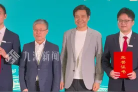 10名同学每人10万！3月24日，湖北武汉，#雷军给武大学生颁卓越奖学金  ，并和获奖学生们一一握手。视频封面