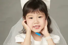 女儿患罕见病，状态逐渐变差，家人带宝宝拍了组美美的写真作纪念，看着宝宝努力微笑瞬间泪目#母爱 #泪目 #宝宝 #破防 （来源：@函宝宝👶🏻 ）视频封面