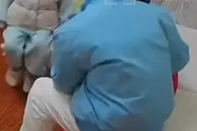 女子突感不适晕倒，3岁女儿发现后马上向奶奶求助#监控下的一幕视频封面