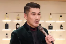 新年第一天，带大家参观一下我筹备了9个月的办公室#roomtour #胡兵时尚观点视频封面