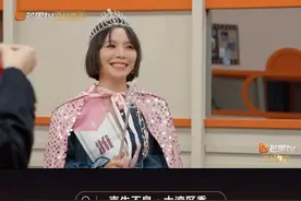 为了迎接#黄雅莉 到来，#容祖儿 队特别准备了皇冠、披风、绶带、权杖等道具，用港姐加冕仪式欢迎她的加入，排面拉满！#声生不息 #声生不息大湾区季视频封面