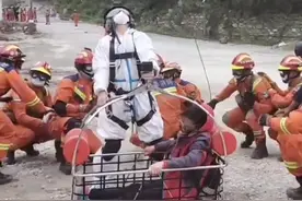 向震中挺进、向生命驰援！飞赴四川泸定救援的直升机无法降落，#救援人员使用挂钩吊升转移伤员 ！#四川dou知道  #震后救援双向奔赴的温暖 视频封面