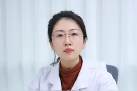 天一热脚上就长小水泡，特别痒，千万别去用手抠，很可能越来越多，皮肤科医生手把手教你正确处理。#水泡型脚气#真菌感染#脚痒#脚气用什么药最管用#科普视频封面