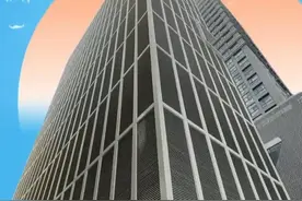 你能想象吗？深圳的这个立体车库的科技感直接“爆棚”，占地面积只有9个停车位，竟一口气建了21层，能塞进120辆车，平均存取车时间仅55秒。这么酷炫的“赛博”停车体验，深圳人爱了！赞了！