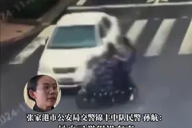 近日，苏州张家港一辆电动自行车在斑马线路口“斜穿”马路，与一辆轿车猛烈相撞，事故导致电动车上3人不同程度受伤。民警经询问得知，当时电动自行车是由外婆杨某驾驶载着外孙和她的女儿，且3人均未佩戴安全头盔，此外，杨某身上还有着明显的酒味。经抽血检测，杨某血液中酒精含量为83毫克每100毫升，属于醉酒驾驶。最终，交警部门认定，杨某驾驶电动自行车超员，且未戴头盔行进交叉路口，转弯时未让直行的车辆，负事故主要责任，并因违反相关法律被处以50元罚款。（荔枝新闻）视频封面