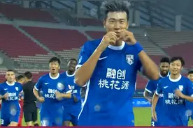 刘奕鸣头球破门刘祝润中柱，武汉三镇1-0上海海港领跑积分榜！#Dou来中超2022 #武汉三镇1比0上海海港 #中超 视频封面