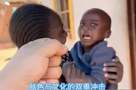 肤色与文化的双重冲击 非洲小孩莫莫第一次直面中国人 肤色与文化的双重冲击 非洲小孩莫莫第一次直面中国人的震撼经历与成长蜕变 感觉见到飘飘一样 加长版视频封面