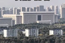 #航拍 #地标建筑 #合肥 #安徽 长焦下的安徽省府办公大楼庄严大气，安徽人都为之骄傲，虽隔数里，亦能感受得到视频封面