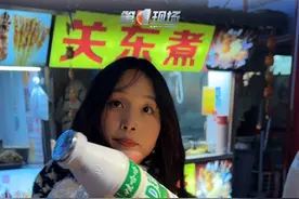 近日，河南商丘，一位听障女孩给经常照顾弱势群体的摊主，递上了一瓶“AD钙奶”，摊主也暖心的打折，回赠了一些小吃。事后，听障女孩受关注，她发布视频表示：我爱你们！来源：@冬冬金汤热卤   @哇哈哈女孩   @抖音短视频视频封面