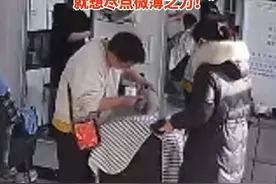 妈妈带着4、5岁大的女儿来理发店说要剃光头，小姑娘虽然很难受，但是很坚强，没哭，妈妈一直在一旁安慰她，理发店：知道小姑娘生病，我们就没收钱，想尽点微薄之！#暖心 #总有温暖在身边 #来自陌生人的善意 （视频来源：@海闊天🈳♥☞剪约☜🍻 ）视频封面