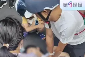 7月12日，湖南衡阳，网友发布视频表示：一名女子突发昏厥倒地，路过男子上前心肺复苏，被网友质疑为啥不换个女的来按。目击者邓先生回应称：当时情况紧急，没人想那么多，女的本来没反应了，后来眼睛会眨了，逐渐恢复意识，被120送医了。来源： laonafahaoqu31 #救人 #助人为乐 #急救 #暖心一幕