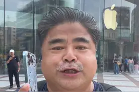 9月17日，北京。演员刘金苹果店前怒砸iPhone：“说我擅自改装需6960元维修，售后傲慢霸道，我再不买苹果”