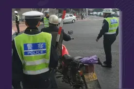 #汕头 #禁摩 近年来，汕头持续加强对于摩托交通秩序整治，包括海滨路试点禁摩，禁止摩托车、非机动车、行人在中心城区黄河高架桥等桥面（含隧道、试通车路段）通行，以及规定“闯禁行”等视频封面