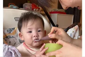团团第一次吃辅食~#带娃日常视频封面