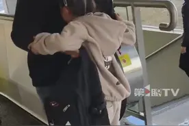 妈妈“骗”孩子到地铁站取快递，两个月没见的爸爸闪亮登场。妈妈：没有想到她看到她的爸爸那么激动，居然都哭了。#又是被女儿治愈的一天 #萌娃 #就是陪你一起长大视频封面
