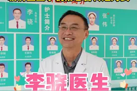 #临沂暖新闻 万米高空上演生死营救！3月1日，太原飞临沂航班上，一名乘客突发癫痫，两次呼吸窘迫，命悬一线！同机的临沂市人民医院医生李骁挺身而出，冲过10排座位，跪地进行心肺复苏按压，与时间赛跑，最终让患者转危为安。致敬医者仁心，点赞平凡英雄！（市融媒体中心记者 吴慧 付如宸）#临沂视频封面