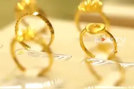 #国际金价创历史新高！国内沪金期货主力合约盘中突破700元每克，多家品牌店金饰价格突破910元每克。#媒体精选计划 #第1眼TV口说有屏视频封面