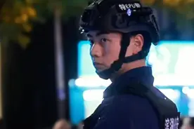 特警EPU执勤引游客围观  网友直呼：太帅了视频封面