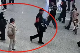 不到3分钟！ 六岁旅客突发身体不适，民警公主抱送上救护车，家长致谢长沙南站派出所视频封面