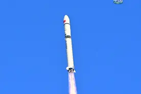 9月27日18时30分，我国在酒泉卫星发射中心采用长征二号丁运载火箭，成功发射首颗可重复使用返回式技术试验卫星。#秀我中国 #可重复使用返回式技术试验卫星视频封面