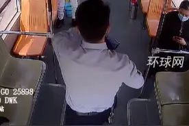 暖心一幕！女孩公交上来例假司机递上外套：能帮助乘客很开心视频封面
