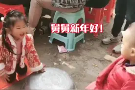 #4岁萌娃给3岁舅舅拜年拿红包  拍摄者王女士称，自己年前回家走亲戚，刚好自己叔叔也带着孩子在家，坐那儿发红包，觉得比较好玩就录下来了。#虎笑新春 视频封面