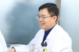 兽皮痣是一种罕见的病症，其发病率极低，仅为二十万分之一。如果家长发现孩子患有此病，不必过于担忧，只需按照医生的建议和方案，逐步进行治疗即可。#兽皮痣 #诊室日常 #抖出健康知识宝藏  #刘新海医生 #医者仁心视频封面