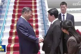 习近平乘专机抵达河内内排国际机场时，越南国家主席梁强热情迎接视频封面