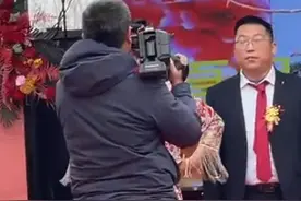 婚庆布置和婚礼跟拍花费8000元， 新娘看到片子时想哭又想笑……新娘：片子很有年代感，摄像很不专业（来源：@碳水加满 ）视频封面