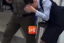 哈萨克斯坦机场发生人质绑架  51岁拳击冠军主动顶替  徒手夺刀感动了总统视频封面