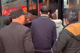 #连续20年包车免费送员工返乡 ，浙江德清这家公司门口3辆大巴准备发车，90名员工开启了温暖的返乡之旅。（供稿：德清融媒体）视频封面