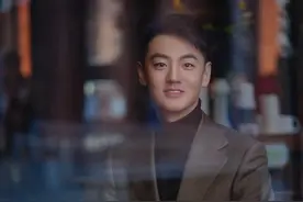 分享｜适合体制内穿的11个宝藏男装品牌！！ 体制内穿搭讲究3个点：
内敛，成熟，有质感。
这样才能给人一种靠谱稳重的气质。
今天我来分享11个适合体制内穿的男装品牌。
全是干货，记得收藏。
-
#体制内穿搭#通勤男装#男士穿搭#男生穿搭#通勤穿搭视频封面