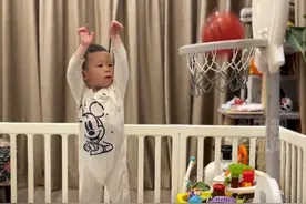两岁“小孩哥”在家练习投篮，动作标准，一气呵成。网友：他在压不住尿的年纪，学会了压腕~（来源：央视新闻、网友“王飞…🤨”）#萌娃  #篮球  #亲子