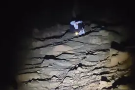 女生凌晨4点爬山想看日出，路上竟被白衣大哥吓了一跳...“不要像我一样晚上独自爬山!”#吓人一幕 #虚惊一场 #奇闻异事 （来源@slp ）视频封面
