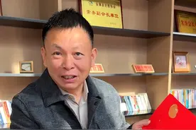 外地来的朋友帮忙把美好寓意的对联写好了，提前祝大伙春节快乐！ 今天民宿来了位书法大家帮忙把民宿的对联写好了，每一幅对联都有美好的寓意。也蕴含了我们中国人对美好生活的向往，自己也写了一个福字，送给大家，提前祝大家新年快乐！未来民宿要发扬好传统文化，让传统技艺都能在这有展示的舞台。也祝我们一起在2025年在乡村振兴的路上福气满园。#我的乡村生活 #记录真实生活 #春节 #写春联 #返乡创业#新农人2025视频封面
