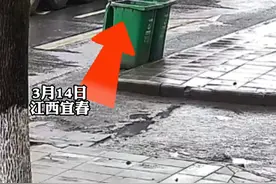 小男孩从正在等红灯的货车底部钻过，路人怒吼：把你家长电话给我 ，希望孩子明白这位凶叔叔的良苦用心#好心路人怒吼熊孩子 #男孩钻等红灯的货车车底 #安全教育视频封面