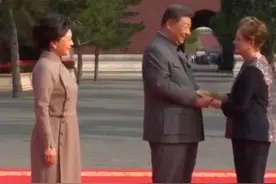 习近平和夫人彭丽媛在端门外广场迎接出席大会的外方代表团团长及其配偶。