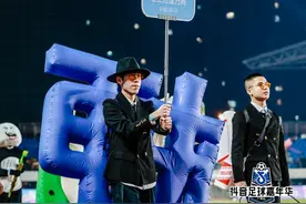 接下来向我们迎面走来的是#抖音足球嘉年华广西站 的特色方阵视频封面