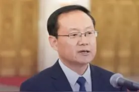 文化和旅游部部长孙业礼3月11日在十四届全国人大三次会议第三场“部长通道”上表示，去年的文旅业“人财两旺”。一到小长假，著名旅游景区几乎都在喊“我们这个地方好像来了一亿人”，这也是一种对热度的体感。一些著名旅游景点、博物馆、大型演唱会都是一票难求，原来比较冷门的地方也一座难约。在旅游方面，去年国内旅游人次超过56亿、同比增长近15%，旅游花费超过5.7万亿元、同比增长超17%；入境旅游人次1.32亿，游客花费接近千亿美元。视频封面