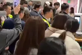 “明星就不用排队吗？”疑似一男团插队登机与乘客起冲突，现场乘客：他们买的都是经济舱，为什么要插在我们已经排队很久的公务舱和经济舱前面呢？视频封面