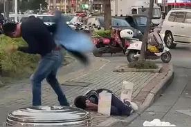 男孩路边被蜜蜂围蛰躺在地上 路人拿衣服和灭火器帮忙驱赶#南宁 #广西dou知道 #传递正能量 #现场视频封面