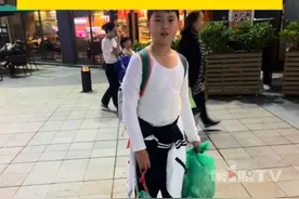 他浑身湿透拎着垃圾袋出现的那一刻真的在发光！#10岁男孩在运动会后捡几大袋瓶子和纸壳给妈妈 ，因为他知道妈妈平时有收集瓶子给拾荒者的习惯，真的印证了“家长是孩子最好的老师”！视频封面